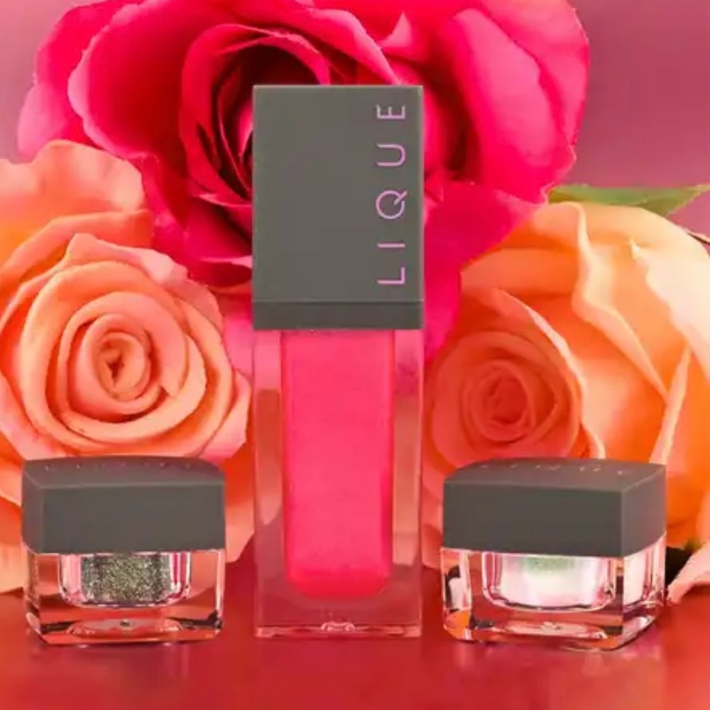 Lique Set of 1 Liquid Lip & 2 Effects Powders.  NWT